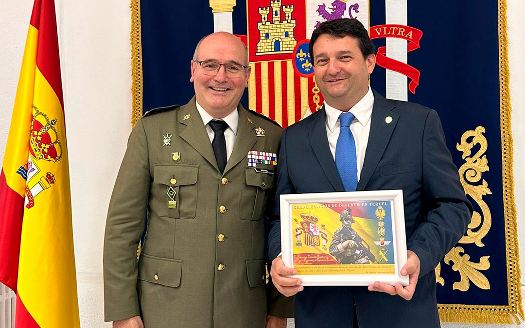El subdelegado de Defensa en Teruel, Salvador Medrano, hizo entrega de un reconocimiento al alcalde de Alcañiz, Miguel Ángel Estevan./ AYTO