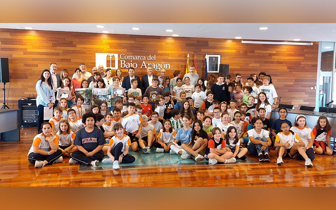 Foto de familia de los estudiantes de todos los colegios./ Ayto.
