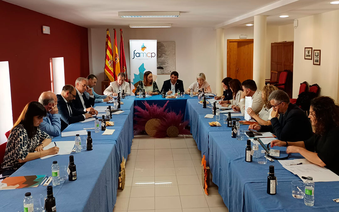 Imagen de la reunión en Alcañiz con los miembros de la comisión./ AYTO ALCAÑIZ