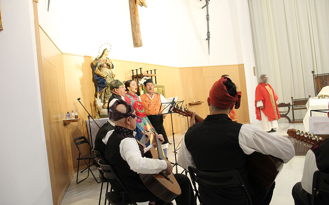 Lucía Claver cantó en casa bien rodeada en la misa baturra. / B. Severino