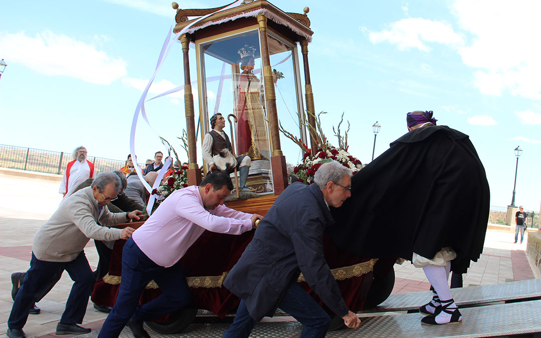 Llegada de la procesión contra cuestas y viento fuerte. / B. Severino