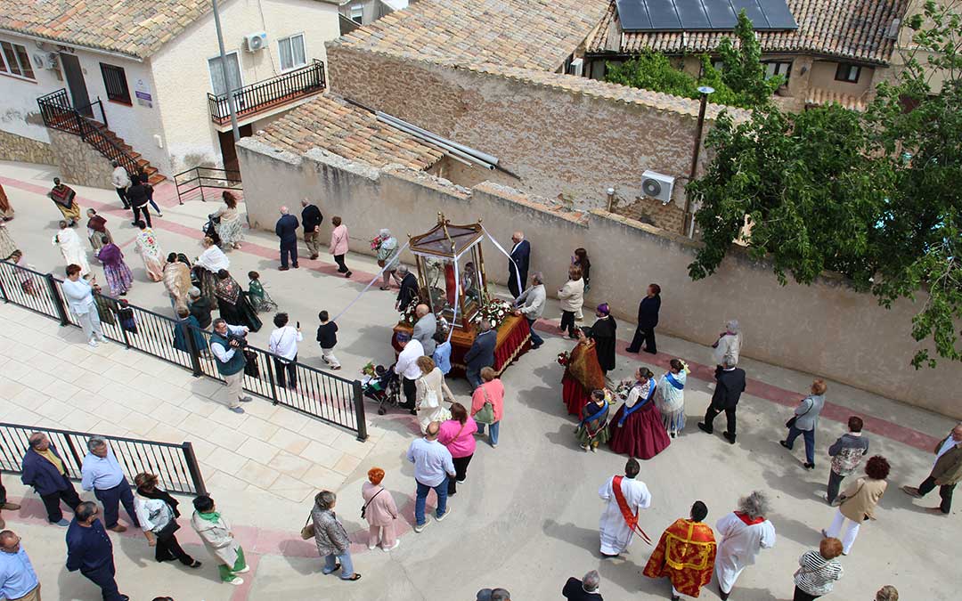 La procesión en el descenso de la plaza para seguir camino por las calles del pueblo antes de volver a subir. / B. Severino