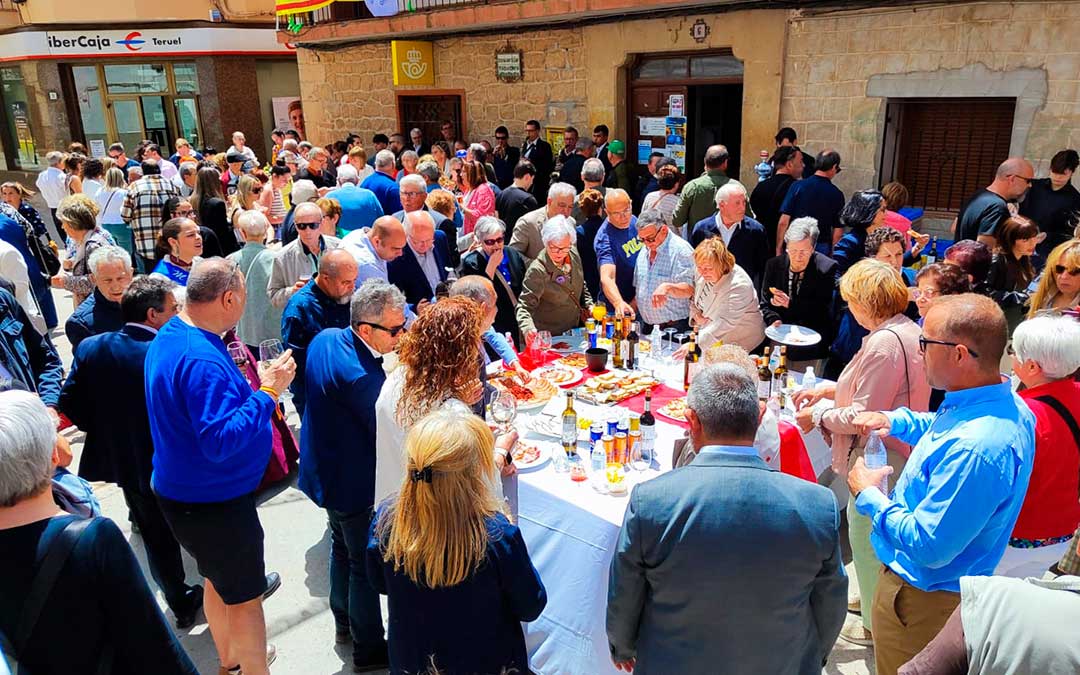 Vino español popular ofrecido por el Ayuntamiento en la plaza. / Alberto Gracia