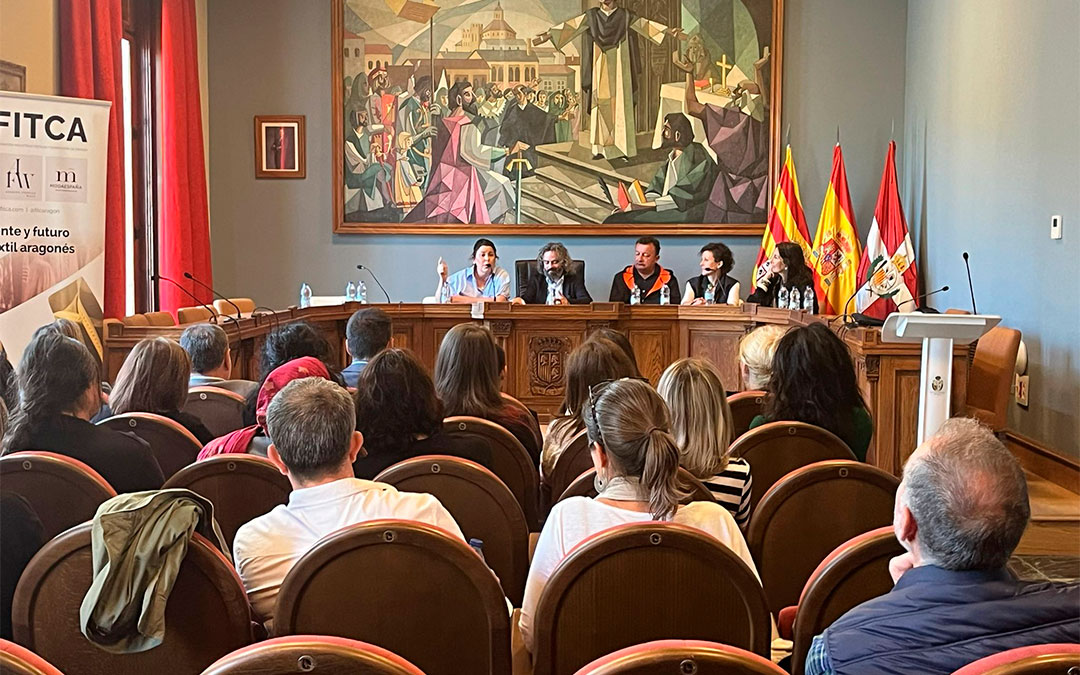 Mesa redonda celebrada en Caspe con emprendedores del sector del textil./ José Manuel Jariod