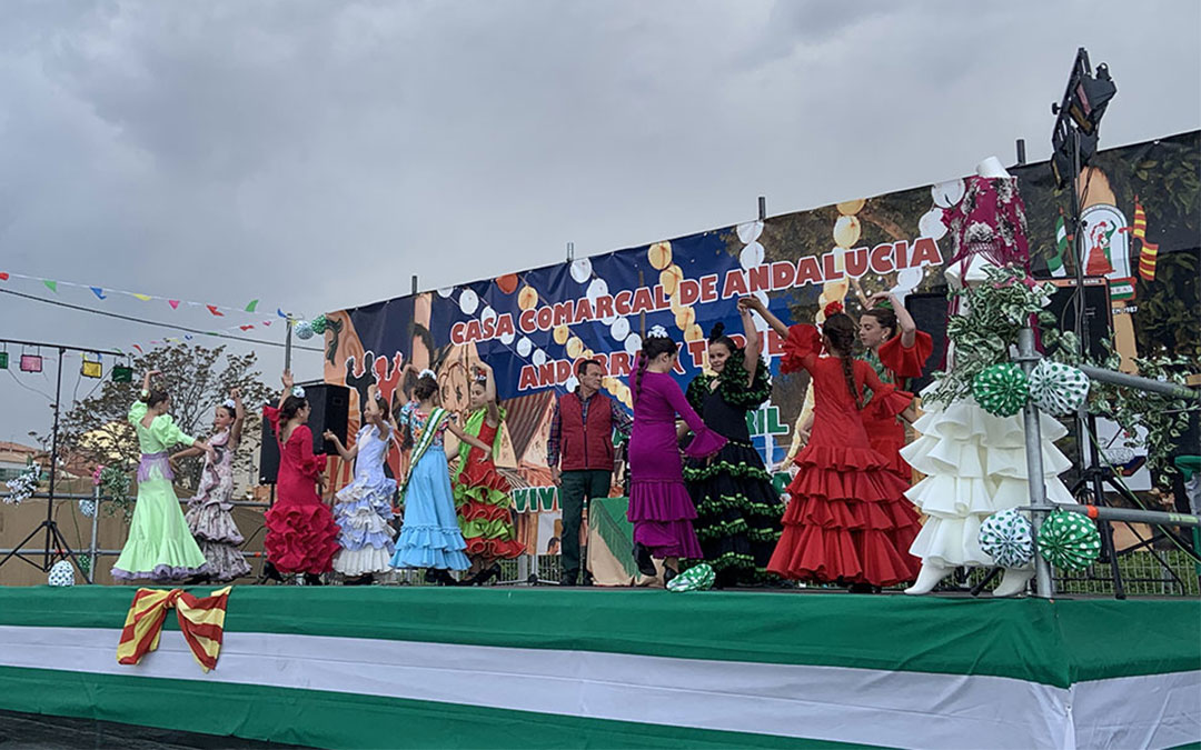 Instante de una de las actuaciones de sevillanas durante la Feria. / S.C
