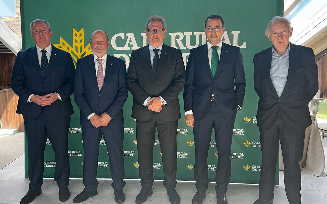 Antonio Romero, Ernesto Moronta, José Cuevas, Pedro Palacios e Ignacio Arrieta en el Consejo de Caja Rural de Teruel./ Caja Rural de Teruel.