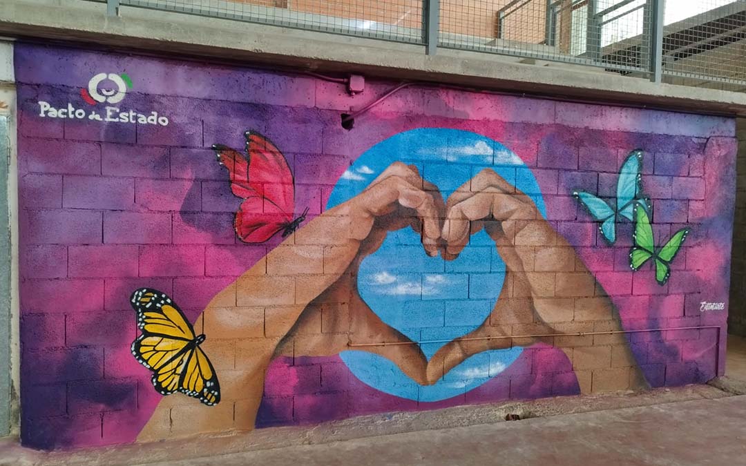 Primer mural en el pabellón de Torre de Arcas, en favor de la igualdad./Luis Lasmarías.