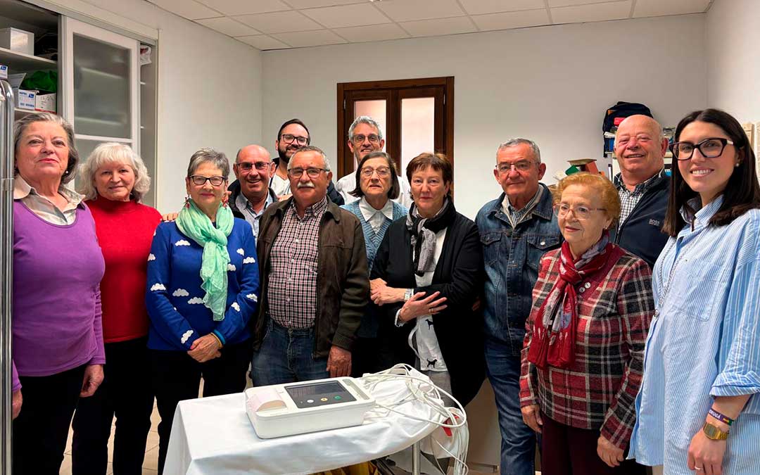 Foto de familia de parte de los vecinos que han colaborado en la compra del electrocardiógrafo./ Ayto.