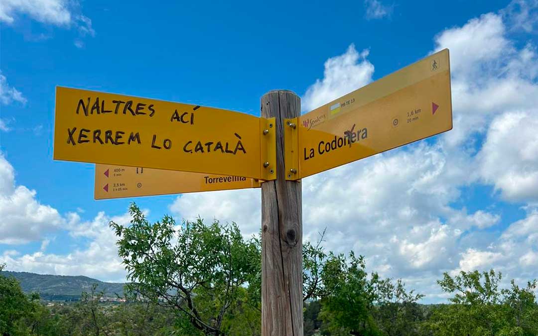 Una de las señales vandalizadas./ J.C.