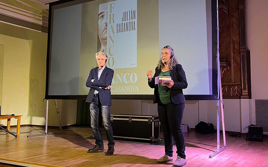 Julián Casanova junto a Reyes Gimeno, alcaldesa de Valdealgorfa, durante la presentación./ C.O.