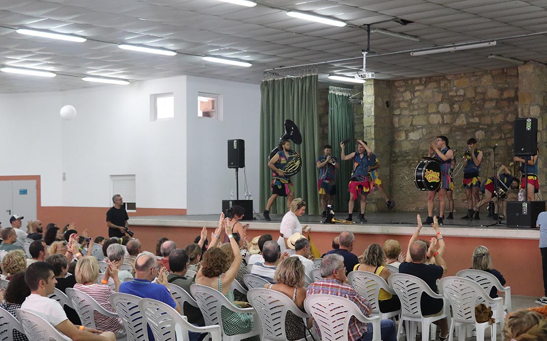La charanga 'Artistas del gremio' inaugura el VII Festival Micromúsicas de Valdealgorfa. /A.S.