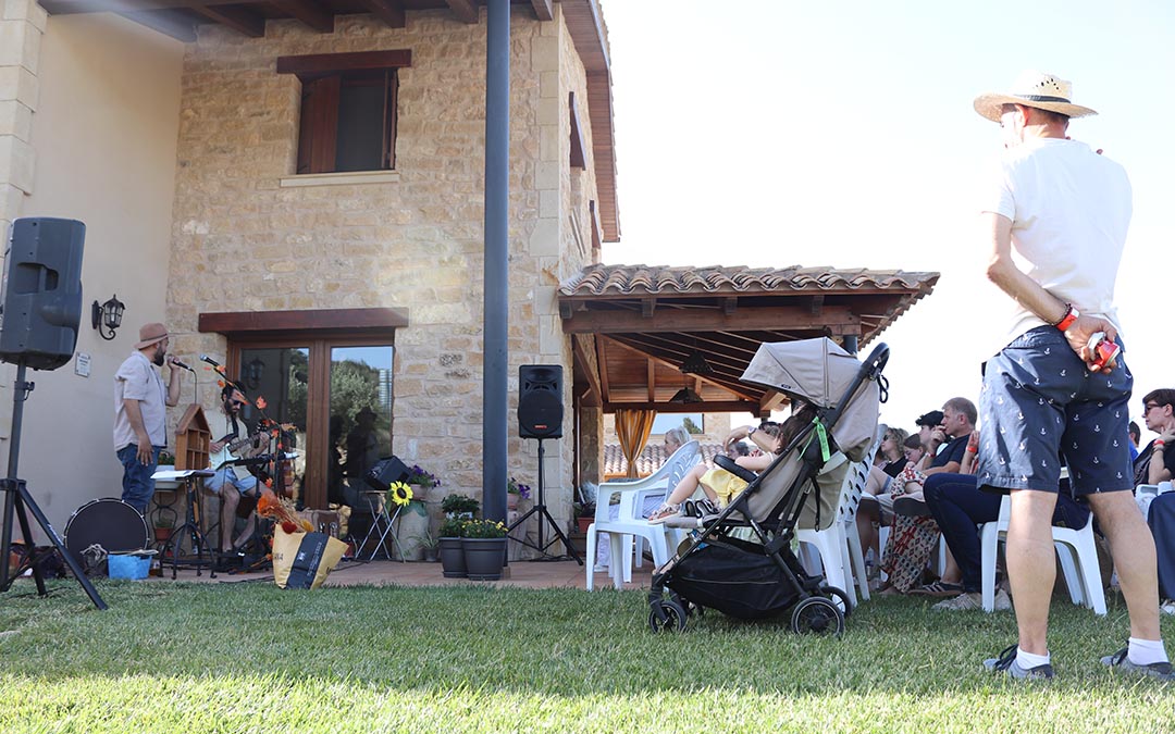 El grupo 'Enjundia Beats' en su actuación dentro del festival Micromúsicas de Valdealgorfa. /A.S.