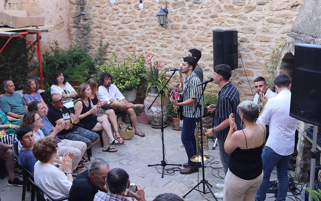 'Los del Chimbao' de Alcorisa han llenado de rap, funk, ska y rock un patio de la Calle Estudio. /A.S.