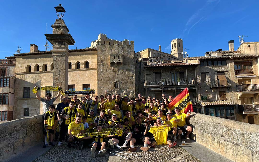 Jugadores y aficionados, celebrando la victoria del CF Valderrobres./CF Valderrobres