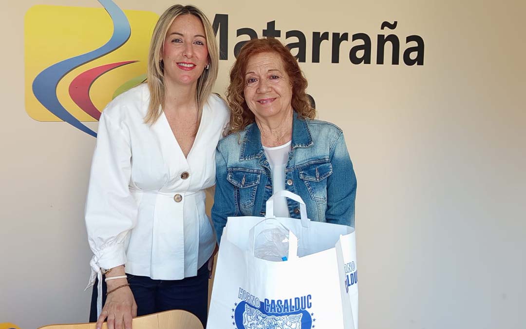 Ganadora del Premio de las matrículas, Mercedes Agud, recogiendo su premio./La COMARCA