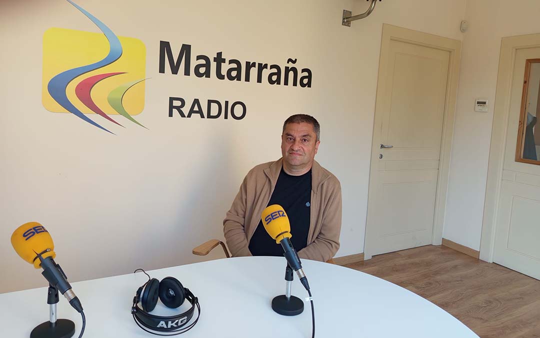 José Miguel Roig en los estudios de Matarraña Radio./MJ