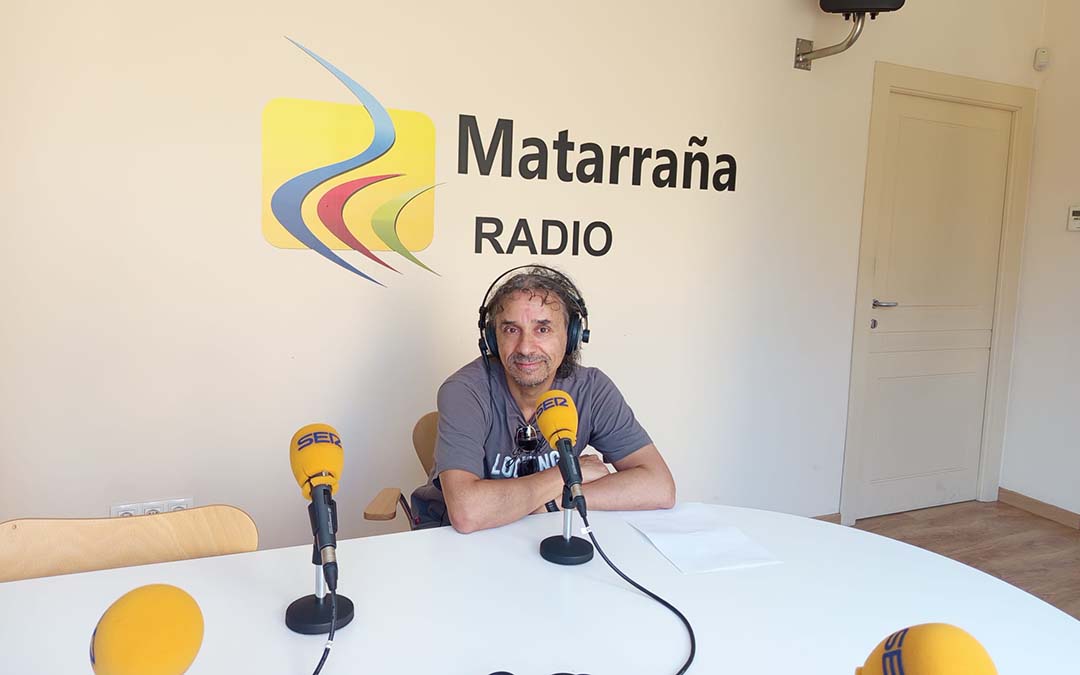 Visita de Lorenzo Latorre, director del CEIP Vicente Ferrer de Valderrobres, a los estudios de Matarraña Radio./La COMARCA
