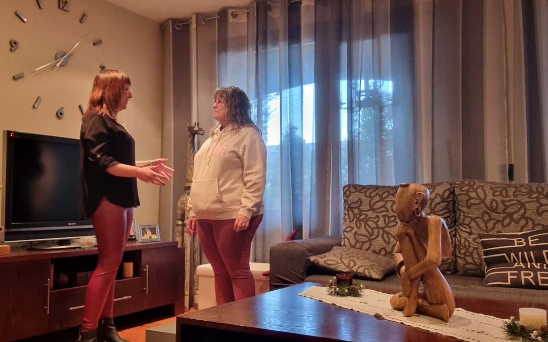Imagen de archivo. Susana Traver, alcaldesa Valjunquera, junto a una usuaria del servicio de limpieza a domicilio durante la prueba piloto realizada el año pasado./Susana Traver.