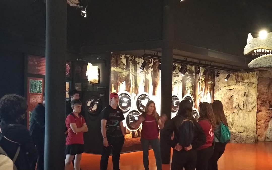Visita de los jóvenes embajadores del Geoparque al Bosque Pétreo / Dinópolis