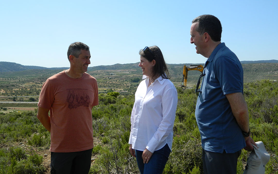 Carmelo Peralta, Ana Oliván y Enrique Arrechea durante la visita en Alcorisa. / S.C