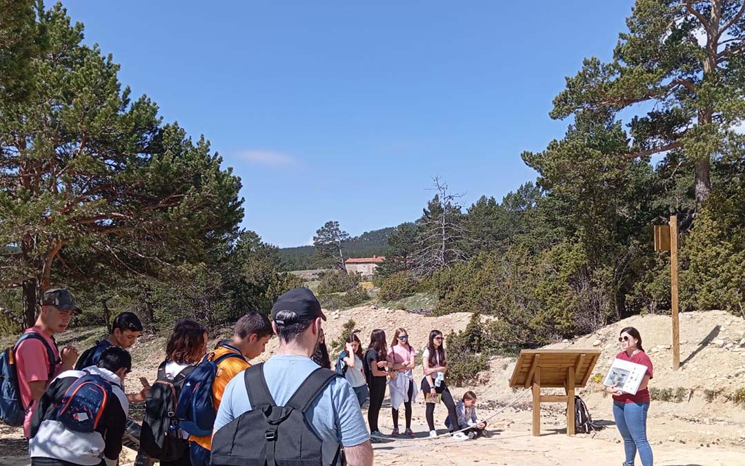 Visita al yacimiento Mas de Perez Mosqueruela de los jóvenes embajadores del Geoparque / Dinópolis