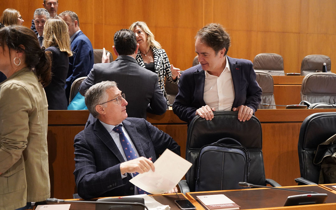 Blasco y Bermúdez de Castro en un momento en las Cortes entre plenos. / Cortes de Aragón