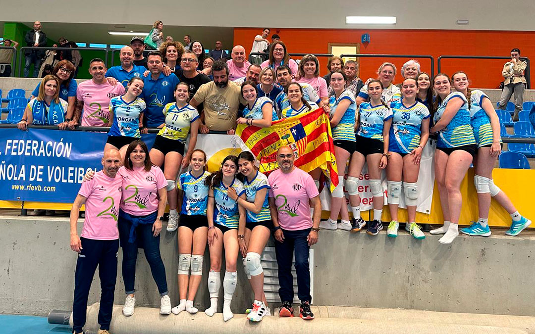 Toda la expedición que ha acompañado al equipo cadete del CV Alcañiz durante el Campeonato Nacional celebrado en Zaragoza. / CV Alcañiz