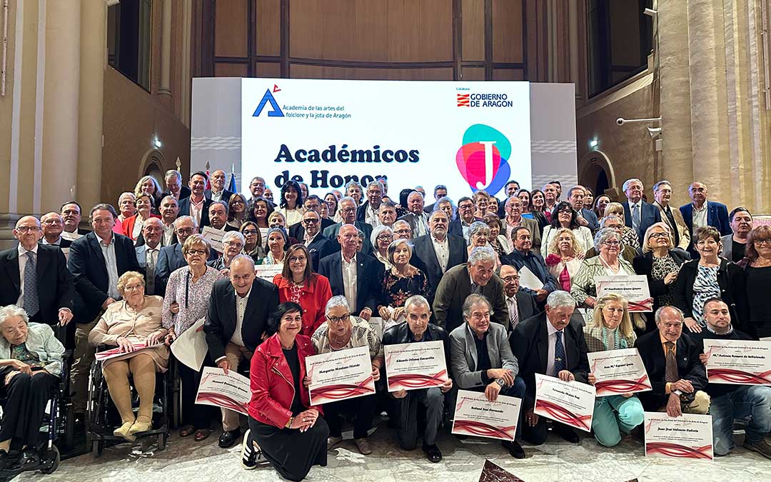 Entrega de diplomas a los nuevos Académicos de Honor de la jota y el folclore de Aragón. / DGA