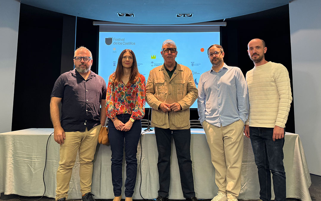 Toño Monzón, codirector del festival; Ana Belén Molino, concejala de Cultura de Valderrobres; José Tomás Pueyo, alcalde de Alfajarín; José Antonio Royo, director técnico del festival, y Mario Ronsano, codirector del festival. / L.C.