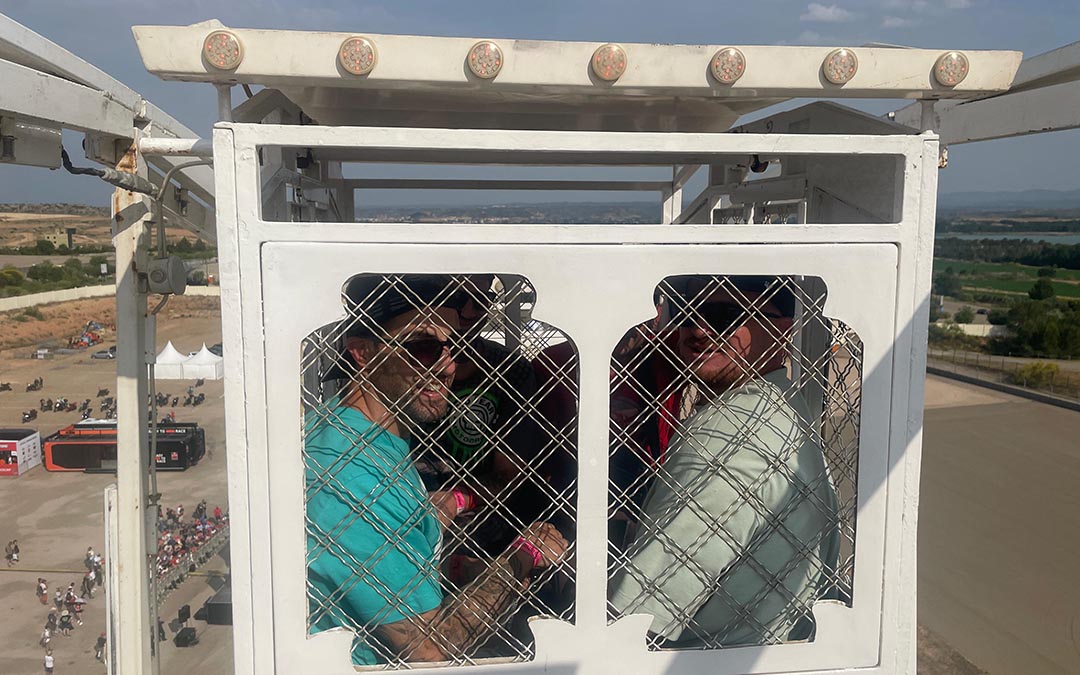 Varios amigos en una de las cabinas de la noria./ S.F.