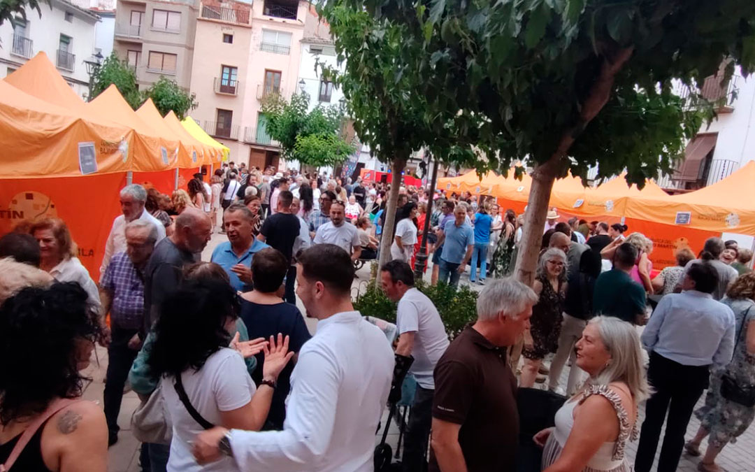 Ambiente en la plaza del Convento entre los puestos desplegados. / Adibama