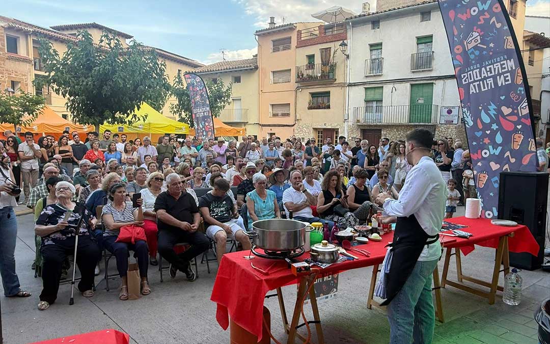 Máximo interés del público en las explicaciones del showcooking. Muchos lo siguieron de pie. / Ayto. Albalate