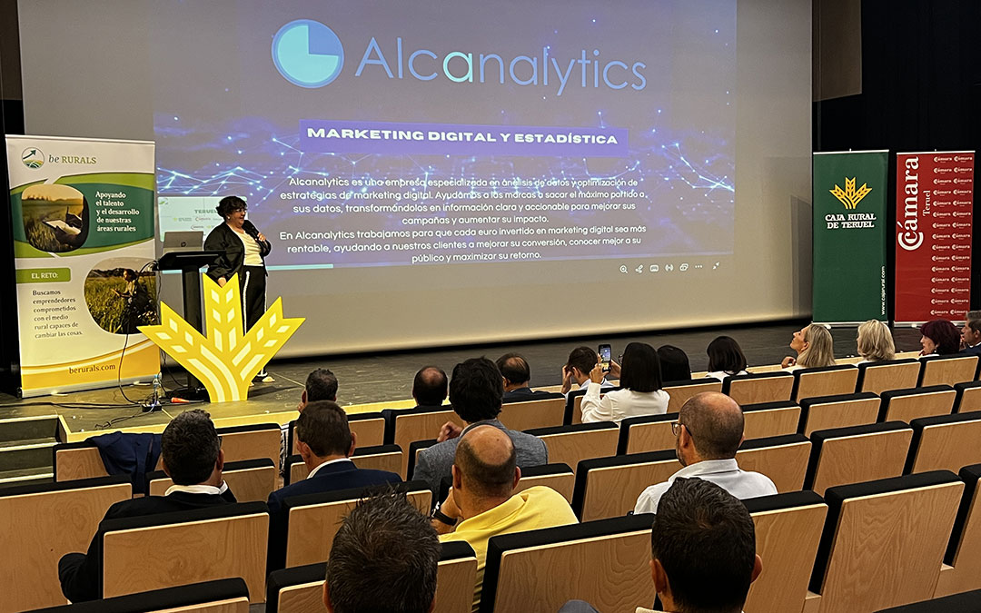 Ana Esteban presentando Alcanalytics, de Alcañiz. / Caja Rural de Teruel