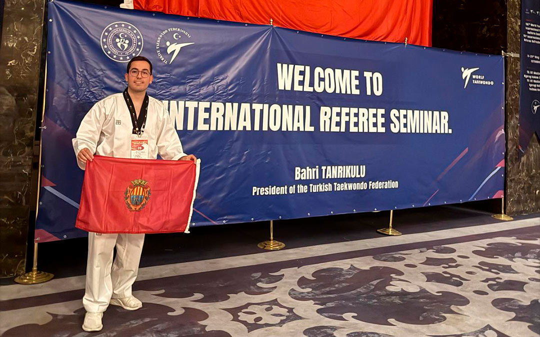 El alcañizano, David Peralta, es el primer árbitro internacional aragonés de taekwondo. / David Peralta