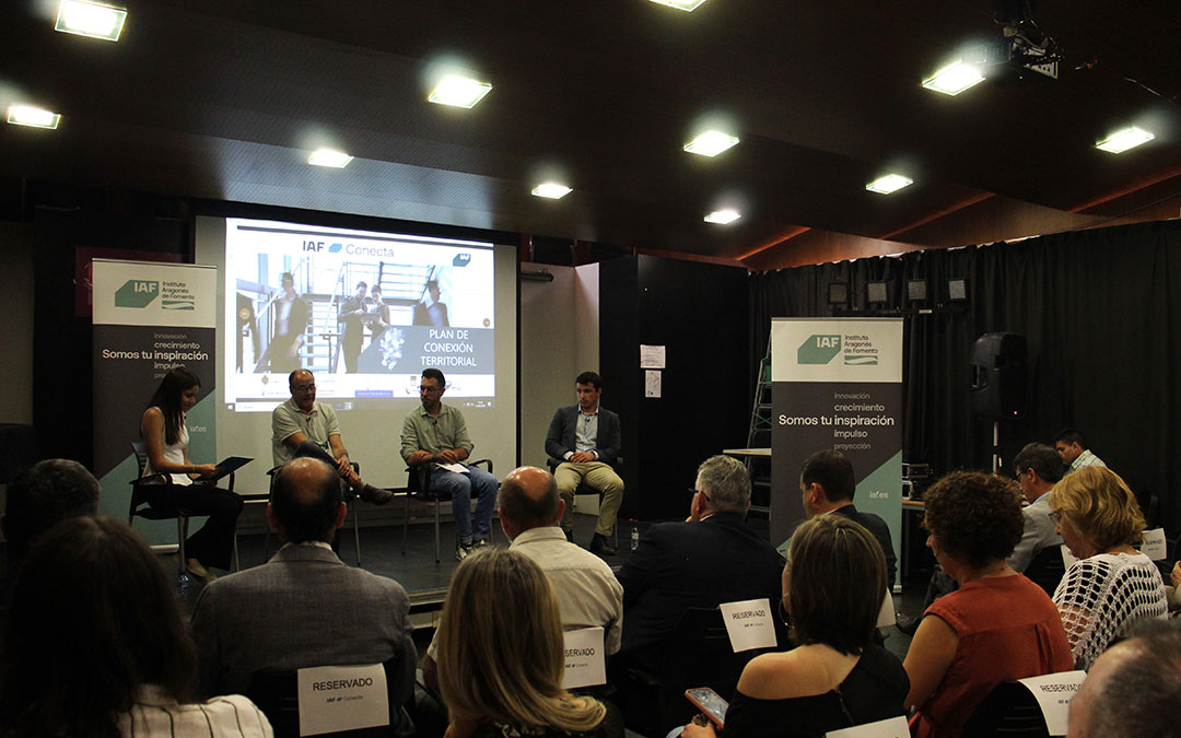 Mesa redonda moderada por la periodista Camila Ortiz, con José Antonio Lahoz, gerente de AMB Electrónica de Alcañiz; Diego Ortín, de Cárnicas Ortín en Ejulve y de Alojamientos Ventanas al Maestrazgo; y Daniel Miquel, CEO de Oxaquim en Alcañiz. / B. Severino