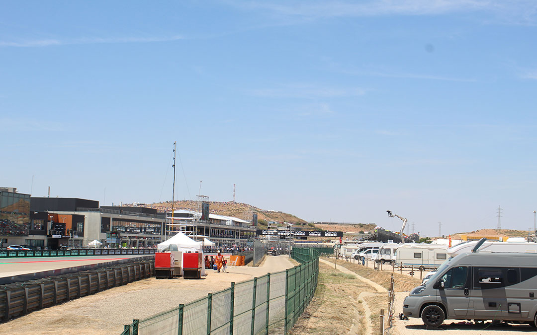 El área de 'Acampada Experience' está entre las gradas 1 y 7 con el Fan Festival. Uno se siente parte del engranaje de MotoGP. / B. Severino