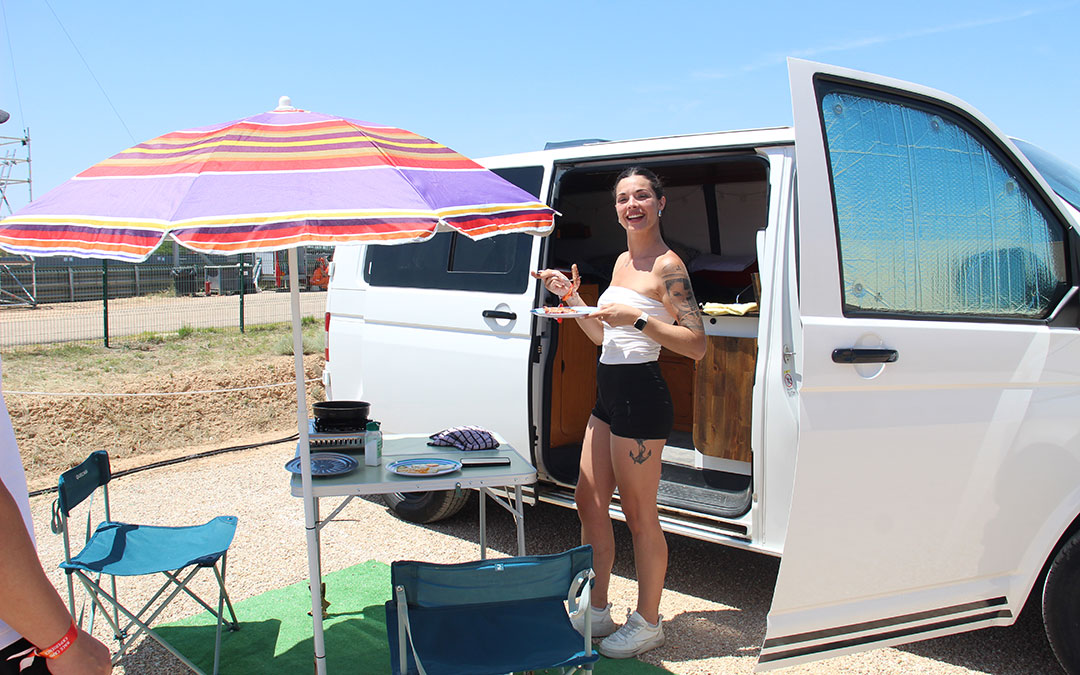 Desde Barcelona, Cristina Ábalos viajó a vivir la experiencia el camper por primera vez. Comió y cenó a pie de pista. / B. Severino