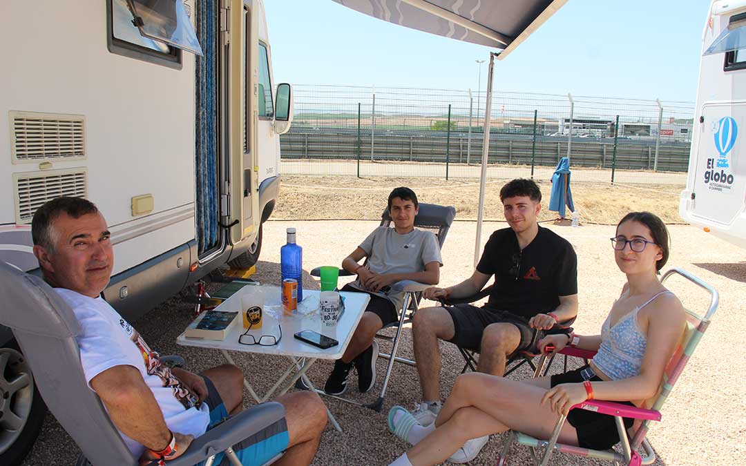 Julio Alcázar y su familia, de Zaragoza, estacionaron su autocaravana en la zona exclusiva y novedosa que este año ofrecía el Gran Premio. / B. Severino