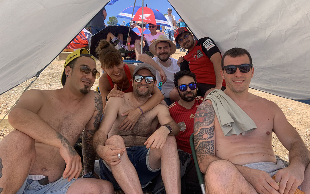 Un grupo de amigos de Castellón disfruta de la carrera en la grada 4 protegidos del sol en su tienda de campaña. / S.C
