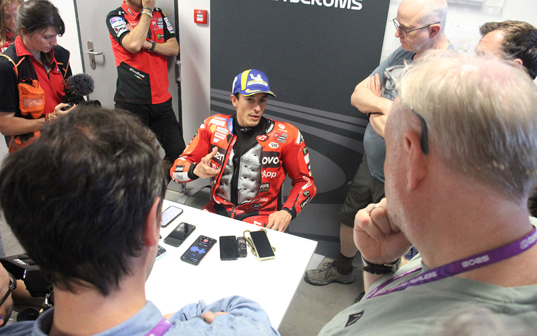 Marc Márquez atendiendo a la prensa. / B. Severino