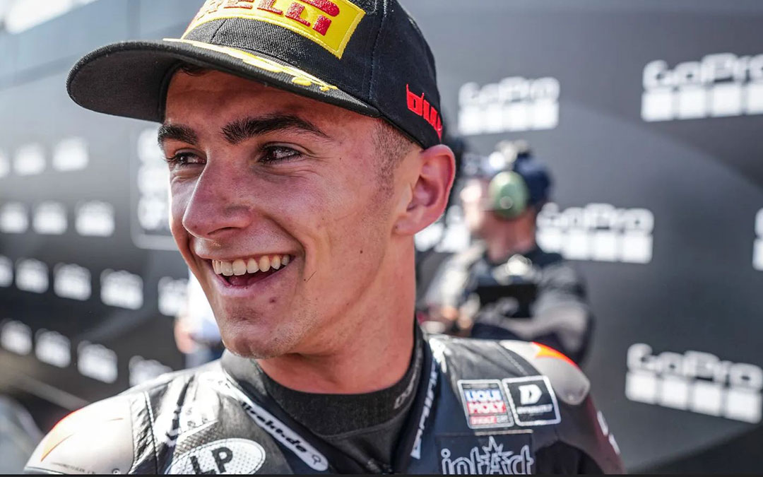 David Muñoz tras su victoria en Moto3 con dedicatoria a Hugo Millán. / MotoGP.COM