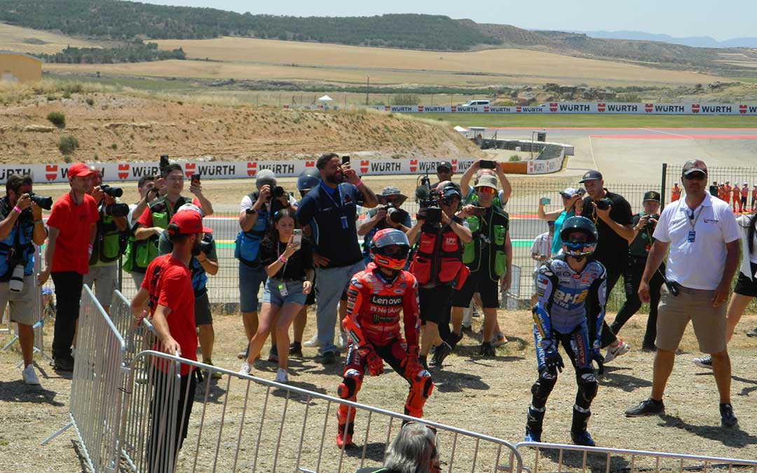 Los Márquez arengando al personal de la grada 3. / Sara Cubero