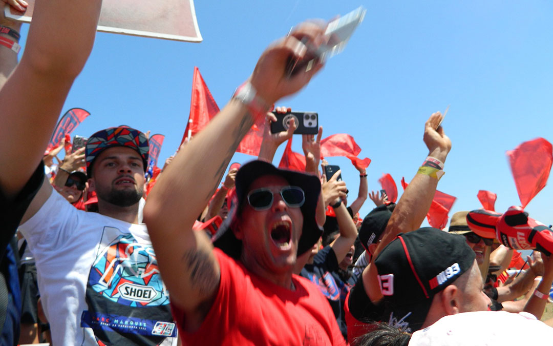 Animando hasta desgañitarse. / Sara Cubero
