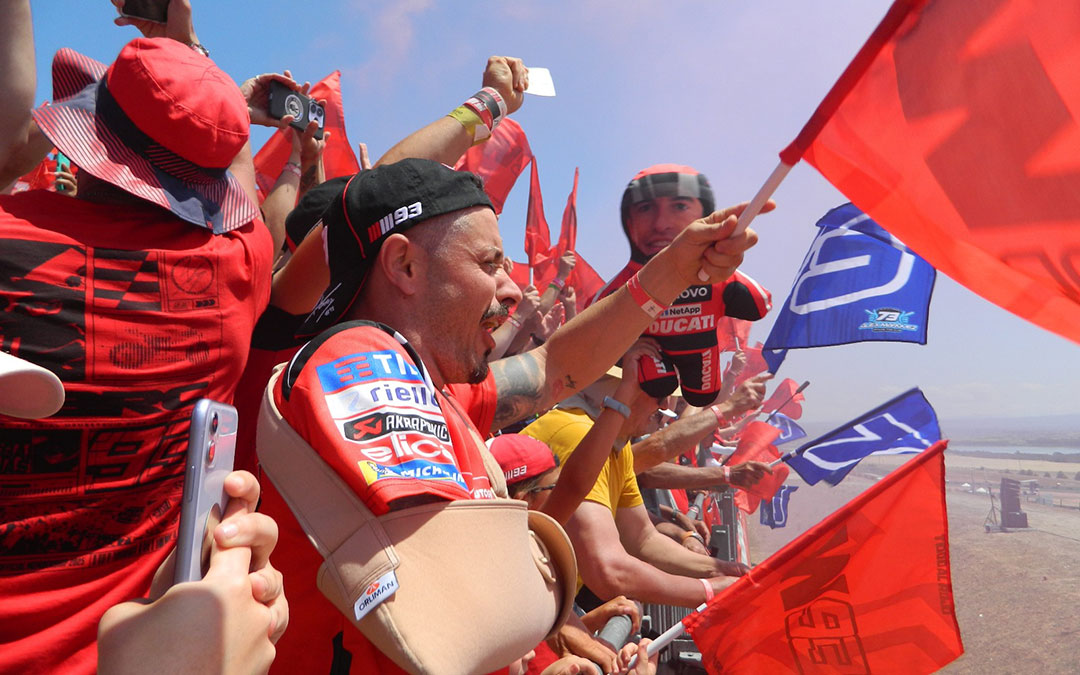 Enloquecidos con Márquez. / Sara Cubero