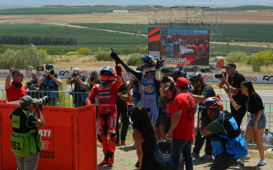 Abrazo y saludo de los hermanos Márquez ante su afición en Alcañiz. / Sara Cubero