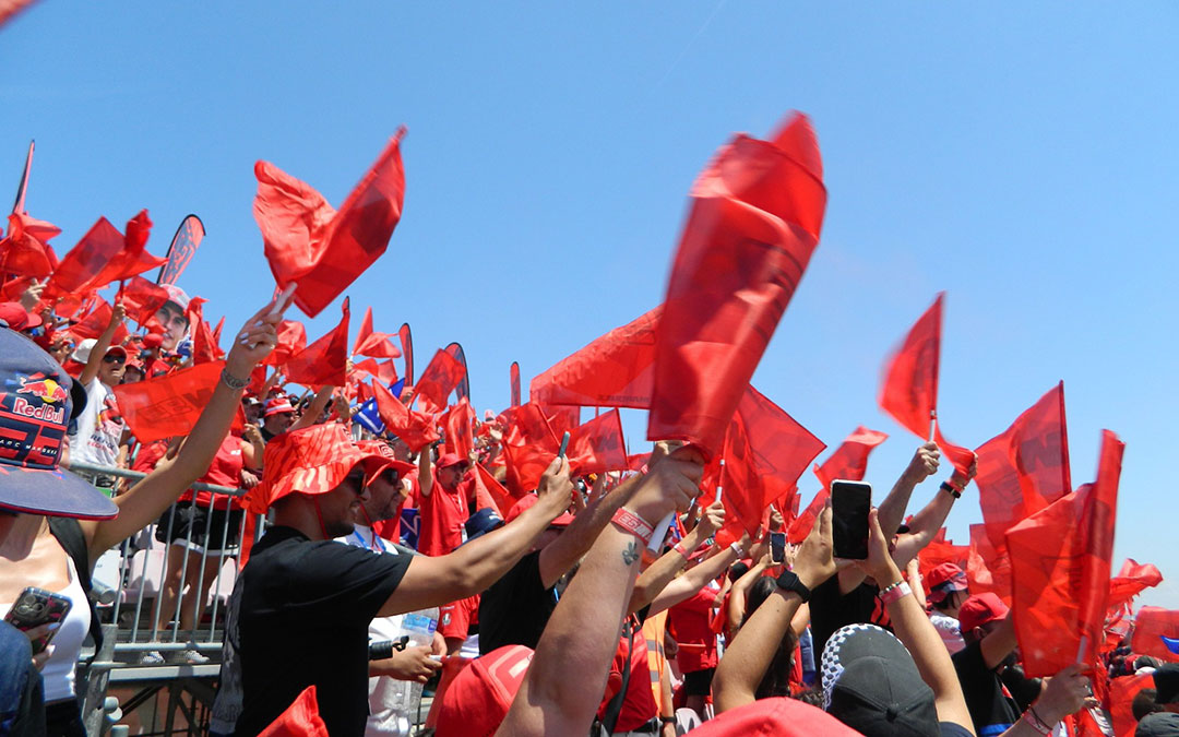 Fervor Márquez en la grada 3 de Motorland Aragón. / Sara Cubero