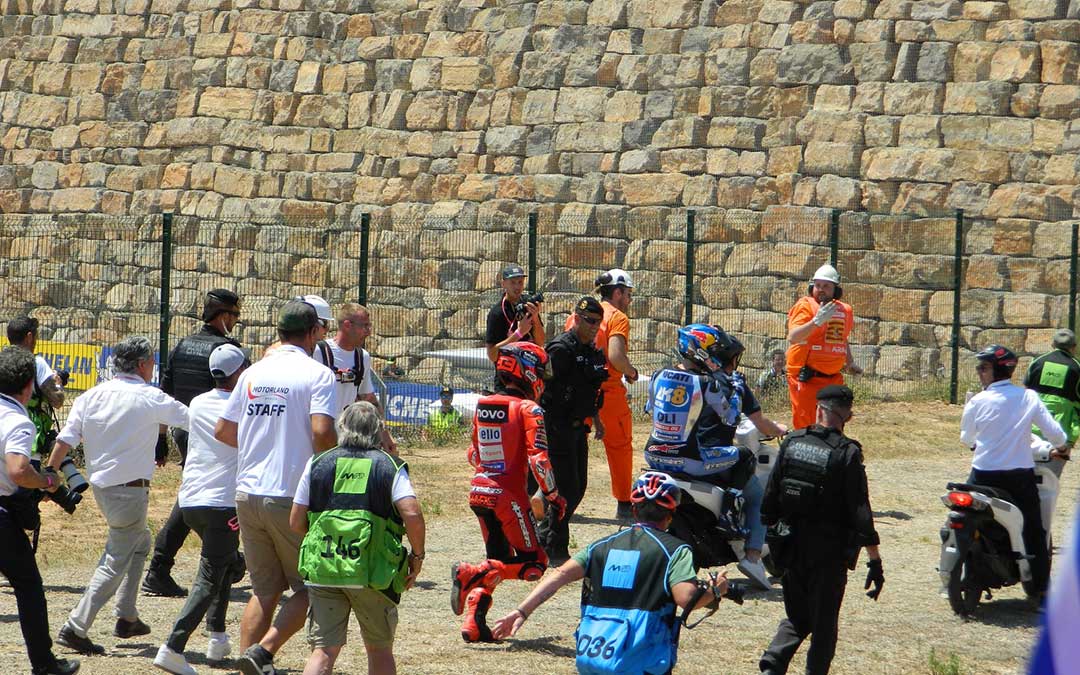 La llegada de los Márquez tras la carrera a saludar a su grada. / Sara Cubero