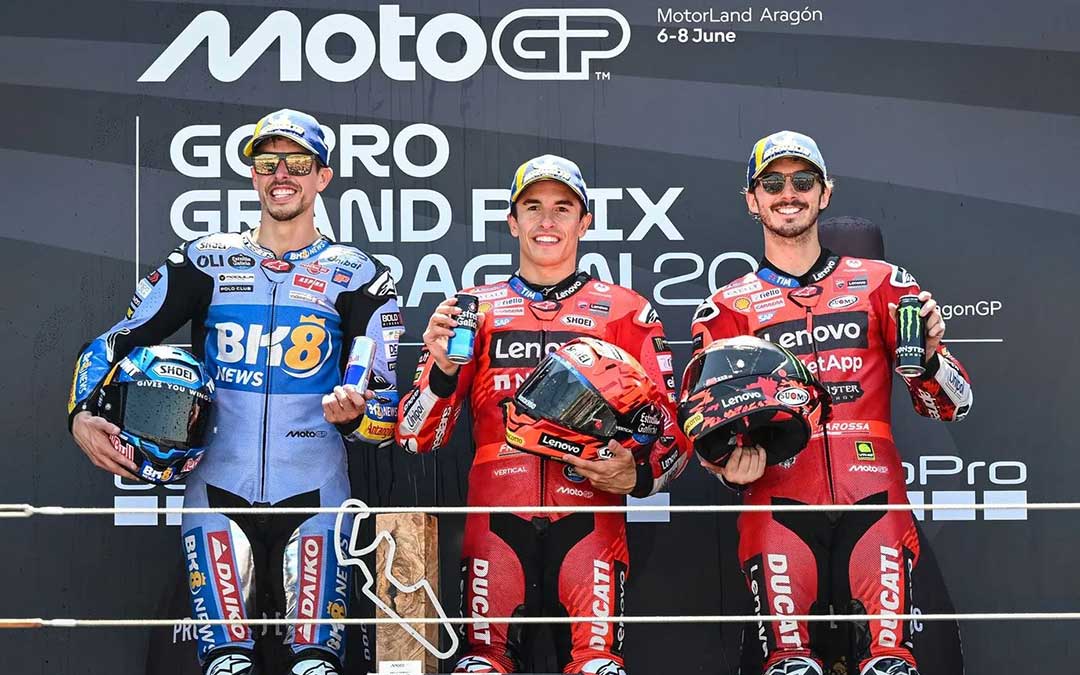 El podio del GP Aragón 2025 con Marc Márquez coronando, seguido de su hermano Álex y Pecco Bagnaia en el tercer cajón. / MotoGP.COM