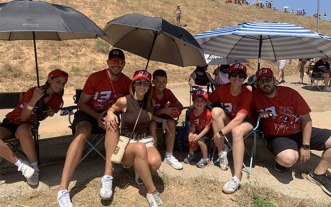 Familias llegadas desde Madrid al Gran Premio de MotoGP./ Sara Cubero.