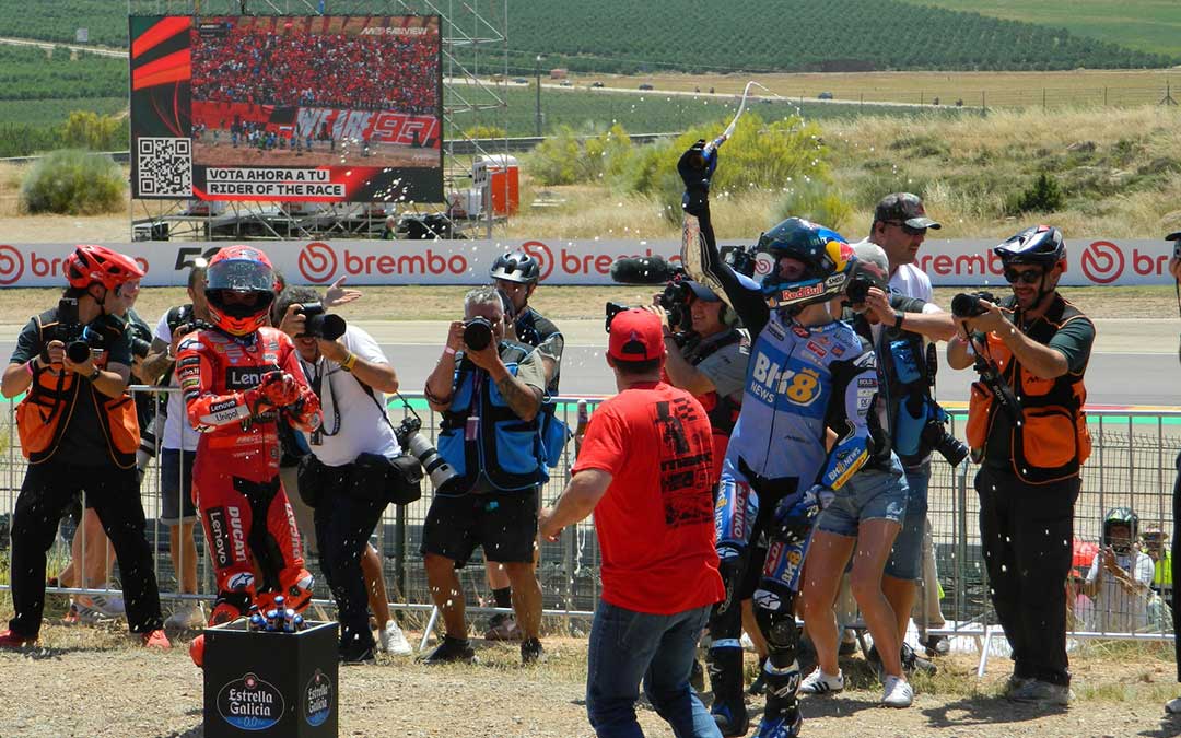 Marc y Álex Márquez celebrando con su afición en la grada 3. / Sara Cubero